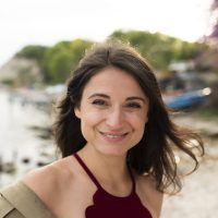cerrar-mujer-sonriente-al-aire-libre